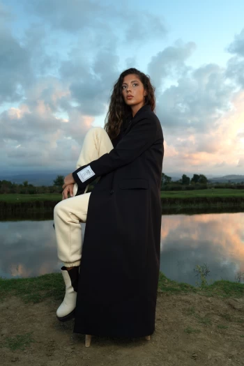 Siyah Üç Cepli Kruvaze Yaka Kaban