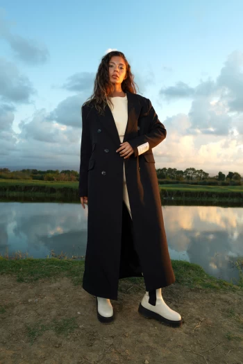 Siyah Üç Cepli Kruvaze Yaka Kaban