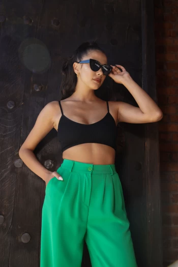 Siyah V Yaka İp Askılı Crop, Yeşil Arkası Lastikli Palazzo Pantolon