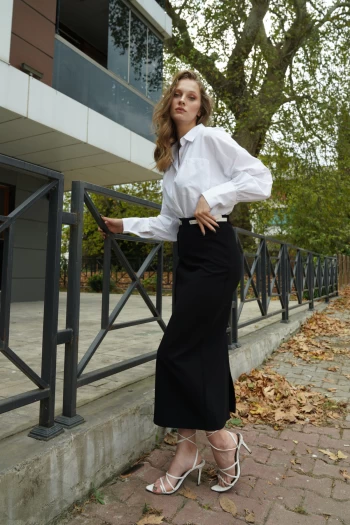 Siyah Yanı Fermuarlı Kemerli Etek, Beyaz Uzun Kollu Gömlek