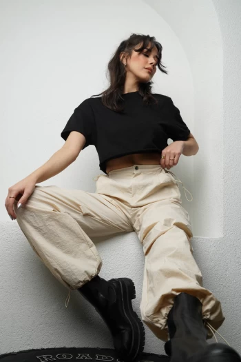 Taş Renk Lastikli Paraşüt Pantolon, Siyah Basic Crop T-Shirt