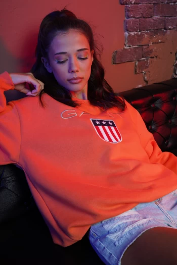 Turuncu Önü Baskılı Sweatshirt, Buz Mavisi Yırtık Detaylı Kot Şort