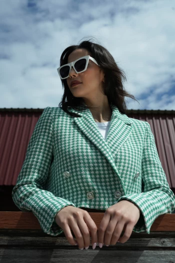 Yeşil Crop Tüvit Ceket, Beyaz Paçası Lazer Kesim Kot Pantolon