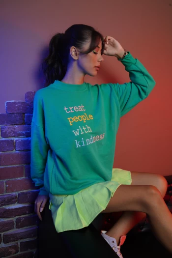 Yeşil Önü Yazılı Sweatshirt, Fıstık Yeşili Pileli Kot Etek