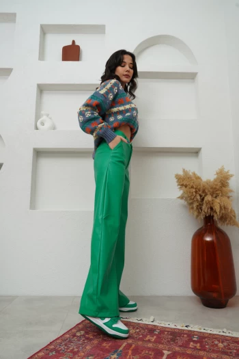 Yeşil Palazzo Deri Pantolon, Mavi Nohut Kazak