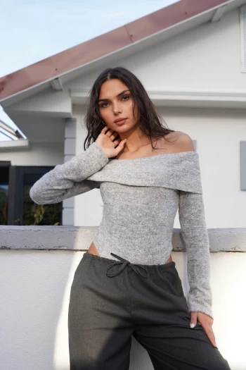 Antrasit Beli Bağcıklı Pantolon, Gri Düşük Omuzlu Bluz