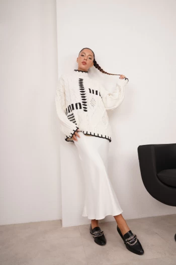 Beyaz Saten Verev Etek, Ekru Örgü Desen Kazak