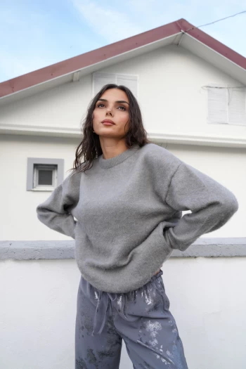 Gri Bisiklet Yaka Yumoş Kazak, Gri Zr Model Varak Baskılı Pantolon