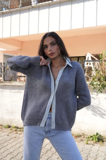 Gri Çıtçıtlı Hırka, Buz Mavisi Paçası Lazer Kesim Kot Pantolon