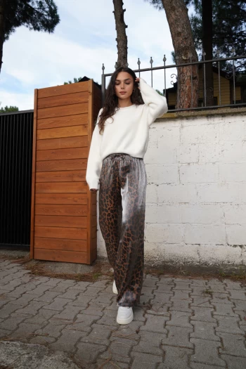 Kahverengi Leopar Desen Pantolon, Ekru Bisiklet Yaka Yumoş Kazak