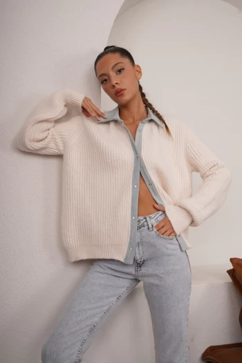 Krem Çıtçıtlı Hırka, Buz Mavisi Paçası Lazer Kesim Kot Pantolon