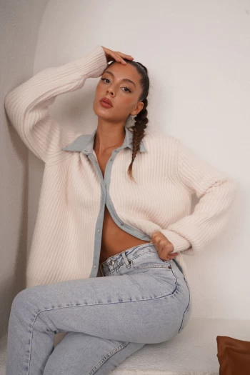 Krem Çıtçıtlı Hırka, Buz Mavisi Paçası Lazer Kesim Kot Pantolon