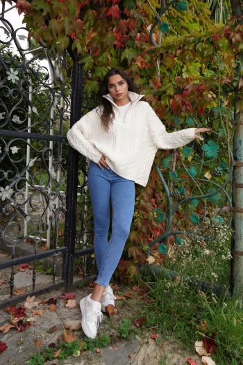 Krem Fermuarlı Saç Örgü Kazak, Açık Mavi Yüksek Bel Mom Jean