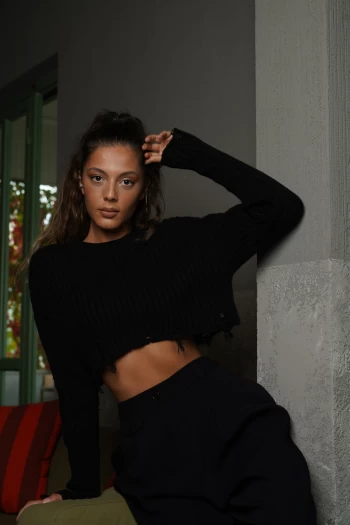 Siyah Yırtık Detaylı Crop Kazak, Siyah Düğme Detaylı Pantolon