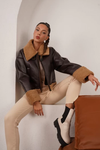 Acı Kahve Orj Model Fermuarlı Deri Ceket, Bej Paçası Lazer Kesim Kot Pantolon