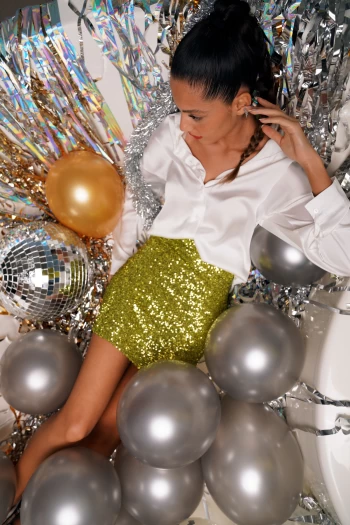 Beyaz Saten Gömlek, Yeşil Pul Payet Mini Etek