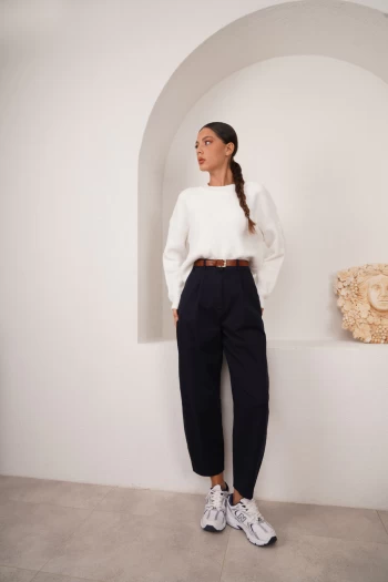 Ekru Bisiklet Yaka Yumoş Kazak, Lacivert Orj Model Kemerli Pantolon