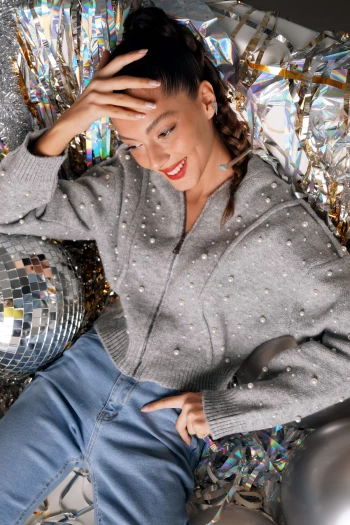 Gri İncili Triko Hırka, Açık Mavi Paçası Lazer Kesim Kot Pantolon