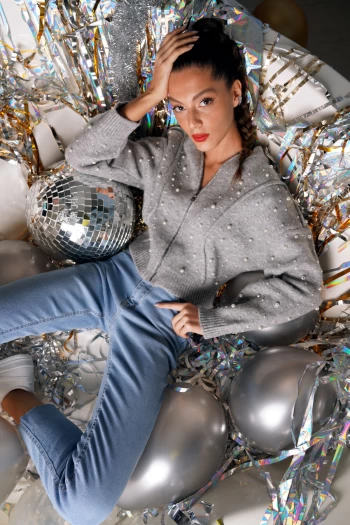 Gri İncili Triko Hırka, Açık Mavi Paçası Lazer Kesim Kot Pantolon