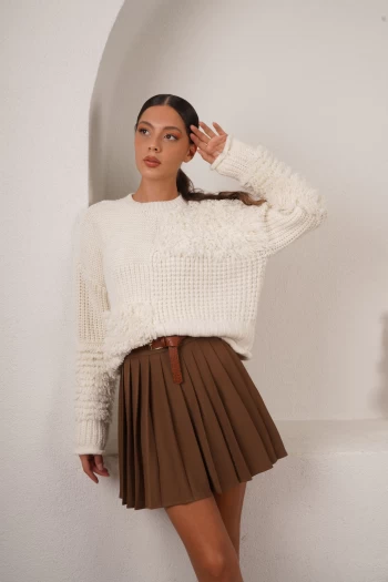 Kahverengi Pileli Mini Etek, Ekru Saçaklı Triko Kazak