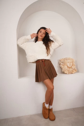 Kahverengi Pileli Mini Etek, Ekru Saçaklı Triko Kazak