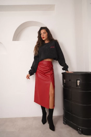 Kırmızı Yanı Yırtmaçlı Deri Etek, Siyah Eskitme Detaylı Baskılı Sweatshirt