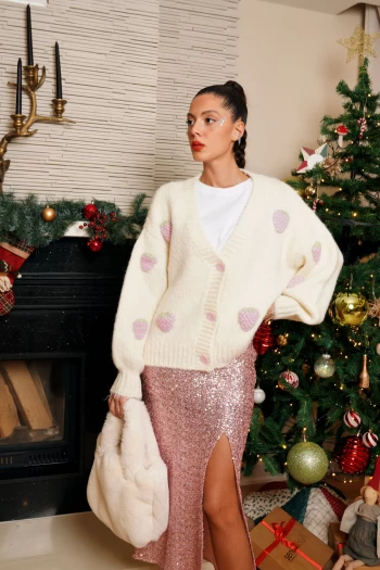 Krem Çilek Nakışlı Triko Hırka, Pudra Yırtmaçlı Pul Payet Etek