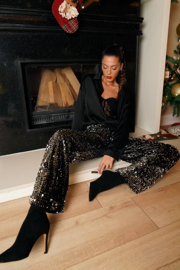 Siyah Pul Payet Pantolon, Siyah Saten Gömlek, Siyah Dantelli Crop Bluz