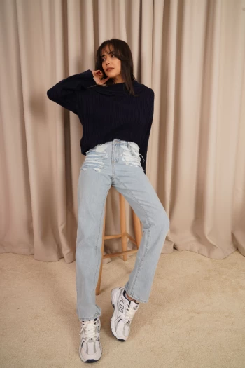 Buz Mavisi Beli Yırtık Detaylı Jean, Lacivert Degaje Yaka Fitilli Kazak