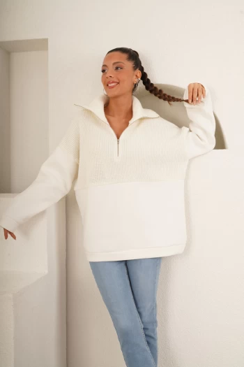 Ekru Balıkçı Yaka Sweatshirt, Açık Mavi Paçası Lazer Kesim Kot Pantolon