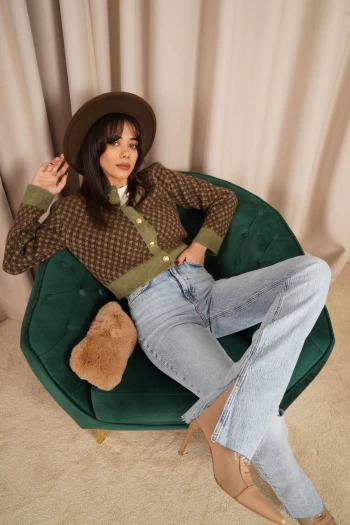 Kahverengi Desenli Hırka, Buz Mavisi Paça Detaylı Jean