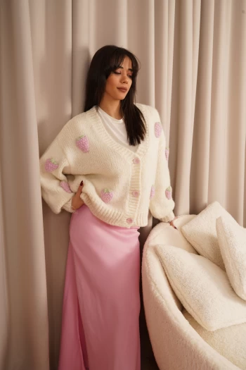 Krem Çilek Nakışlı Triko Hırka, Pembe Uzun Saten Etek
