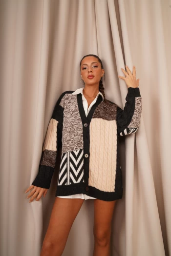 Renkli Orj Model Jakarlı Hırka, Ekru Yanı Yırtmaçlı Gömlek