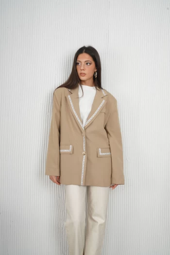 Bej Şerit Detaylı Blazer Ceket, Silver Boru Paça Parlak Pantolon, Beyaz Oversize T-Shirt