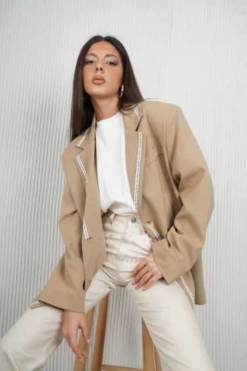 Bej Şerit Detaylı Blazer Ceket, Silver Boru Paça Parlak Pantolon, Beyaz Oversize T-Shirt