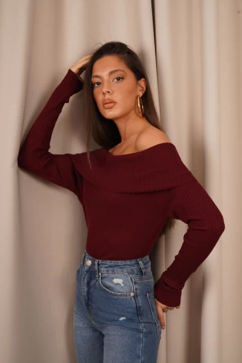 Bordo Şal Yaka Triko, Mavi Kesik Paça Yırtık Detaylı Jean