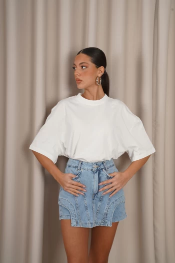 Buz Mavisi Kot Şort Etek, Beyaz Oversize T-Shirt