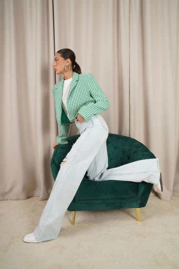 Buz Mavisi Yırtık Detaylı Jean, Krem OYS Yanı Yırtmaçlı T-Shirt, Yeşil Crop Tüvit Ceket