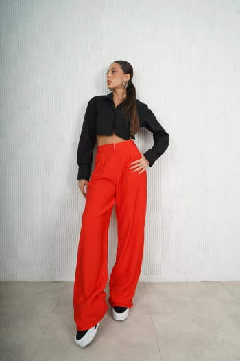 Kırmızı Bol Paça Pantolon, Siyah Tek Cepli Crop Gömlek