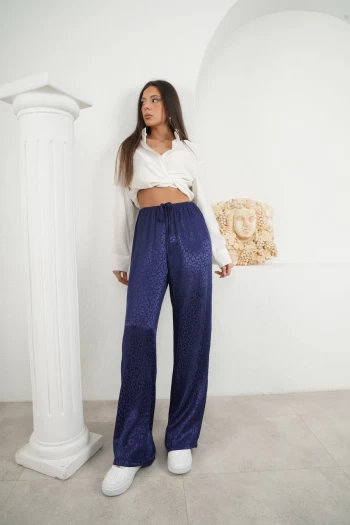 Lacivert Jakarlı Bol Paça Pantolon, Beyaz Saten Gömlek