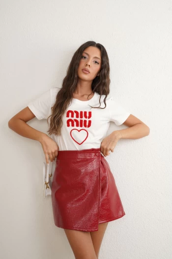 Bordo Rugan Asimetrik Etek, Beyaz M*u Pamuk Baskılı T-Shirt