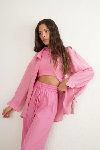 Pembe Beli Lastikli Pantolon, Pembe Halka Detaylı Croptop, Pembe Düşük Omuz Oversize Gömlek