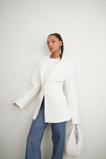 Beyaz Belden Oturmalı Ceket, Mavi Varak Baskılı Kesik Paça Jean