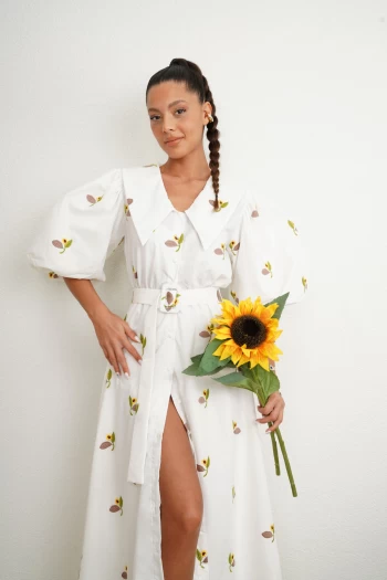Beyaz Çiçek İşlemeli Gömlek Yaka Elbise