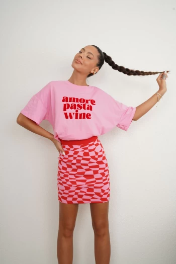 Kırmızı Pike Jagarlı Etek, Pembe Yazı Baskılı T-Shirt