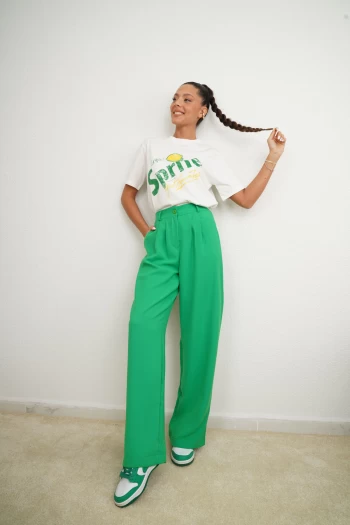 Yeşil Palazzo Pantolon, Beyaz Orj Model Sprite Yazılı T-Shirt