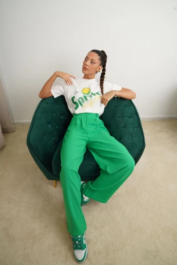 Yeşil Palazzo Pantolon, Beyaz Orj Model Sprite Yazılı T-Shirt