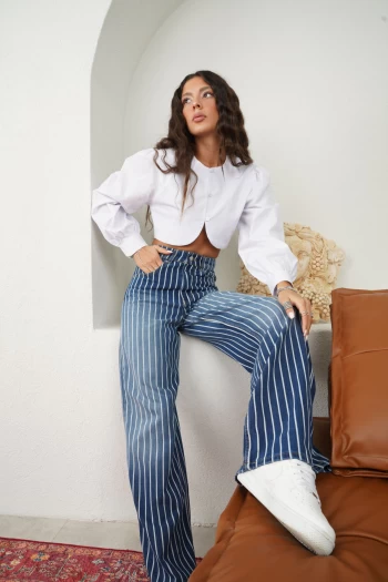 Beyaz Bisiklet Yaka Gömlek, Mavi Çizgili Yıkamalı Jean