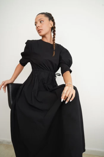 Siyah Beli Kendinden Büzgülü Elbise