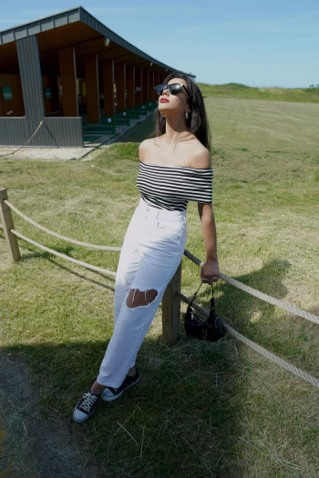 Beyaz STR Yırtık Detaylı Jean, Siyah ZR Madonna Yaka Bluz